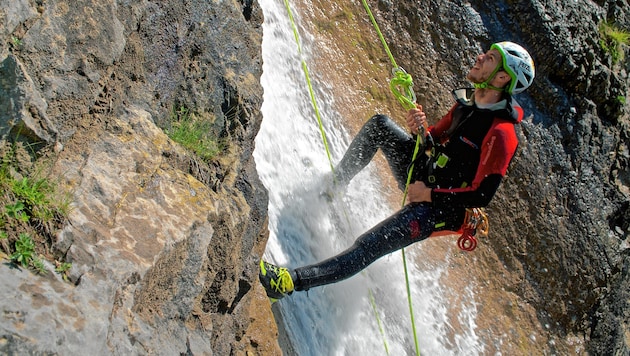 Das Abseilen im Wasserfall wird bei der Ausbildung trainiert. (Bild: Wallner Hannes)