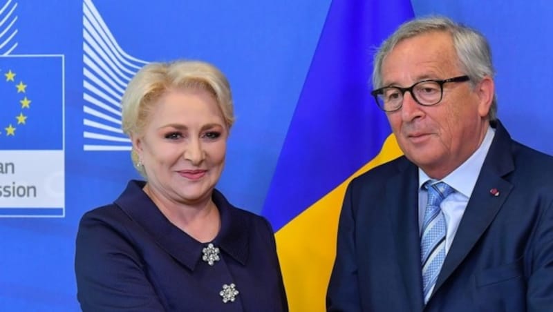 Die rumänische Ministerpräsidentin Viorica Dancila (hier mit dem scheidenden EU-Kommissionspräsidenten Jean-Claude Juncker) (Bild: APA/AFP/Emmanuel Dunand)