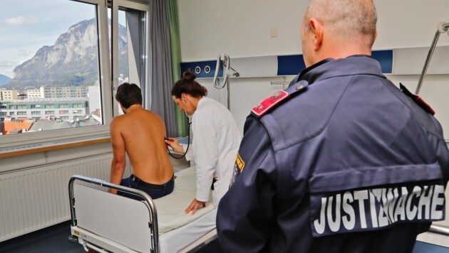 Eine Ärztin bei der Untersuchung eines „Häftlings“ in einem der beiden neuen Zimmer - unter Aufsicht eines Justizwache-Beamten. (Bild: Christof Birbaumer Kronenzeitung)