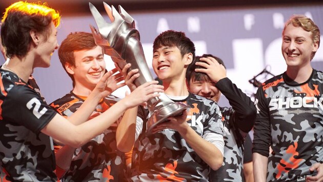 Activision-Blizzard hat viele Ressourcen in seine E-Sports-Ligen gesteckt. Im Bild: Ein siegreiches Team der „Overwatch League“ (Bild: Blizzard)