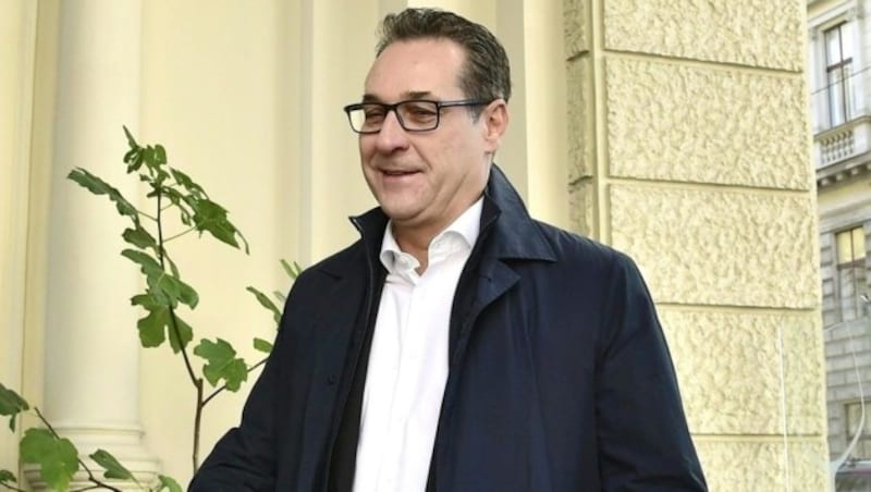 Der frühere FPÖ-Parteichef Heinz Christian Strache am Weg zu einer persönlichen Erklärung (Bild: APA/HANS PUNZ)