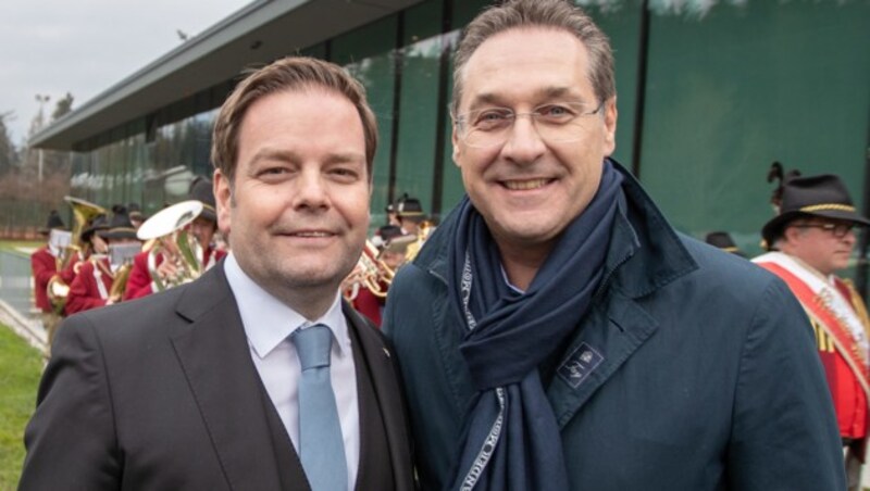 Am Landesparteitag der FPÖ Tirol im April zeigten sich Landesparteiobmann Markus Abwerzger und Ex-FPÖ-Chef Heinz-Christian Strache noch harmonisch. (Bild: APA/EXPA/JOHANN GRODER)