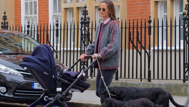 Pippa Middleton bei einem Spaziergang mit Baby Arthur (Bild: www.PPS.at)