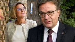 Die niederösterreichische Landeshauptfrau Johanna Mikl-Leitner und Tirols Landeshauptmann Günther Platter vor Beginn der Siatzung des ÖVP-Bundesparteivorstandes. (Bild: APA/ROLAND SCHLAGER, krone.at-Grafik)