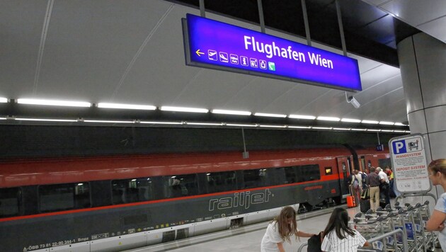 Viele Reisende benützen für die Fahrt vom Flughafen Wien in die Stadt die Bahn (Symbolbild). (Bild: Jöchl Martin)