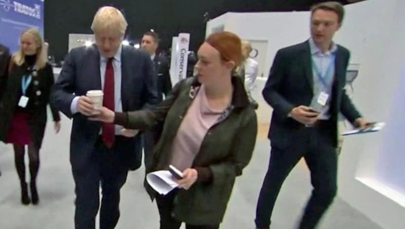 Die Freude über seinen eben gereichten Kaffee währte nur kurz. Boris Johnson wurde von einer Assistentin der Einwegbecher sofort wieder abgenommen. (Bild: kameraone)