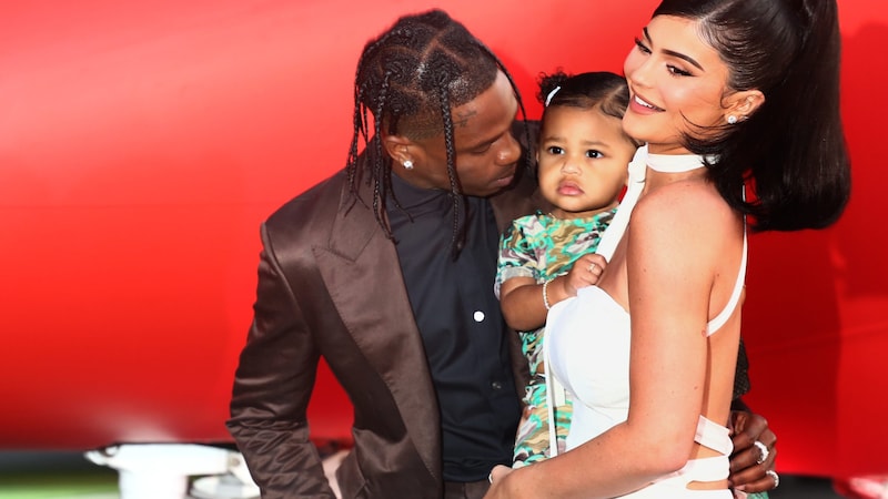 Travis Scott war mit Kylie Jenner liiert. Mit der Kardashian-Halbschwester hat der Rapper Tochter Stormi (im Bild) und Sohn Wolf. (Bild: 2019 Getty Images)