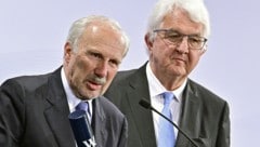 Ewald Nowotny und Robert Holzmann bei der feierlichen Übergabe des Gouverneursamtes (Bild: APA/HANS PUNZ)