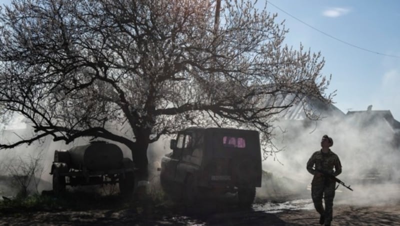 Ein ukrainischer Soldat an der Donezker Front (Bild: AP)