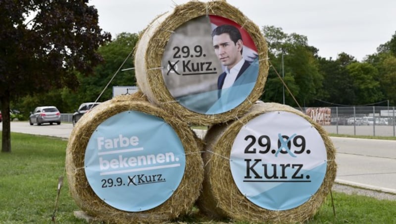 Wahlplakate auf Strohballen in Tulln, NÖ (Bild: APA/HANS PUNZ)