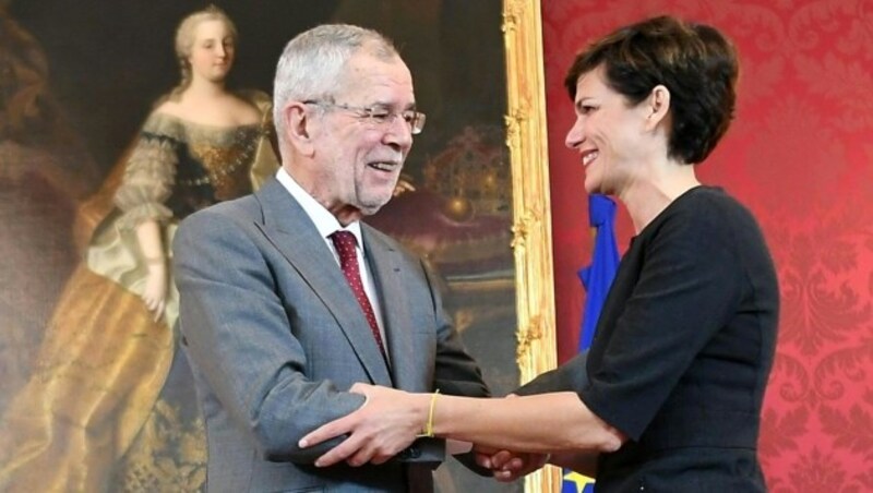 Van der Bellen und Pamela Rendi-Wagner (Bild: APA/HELMUT FOHRINGER)