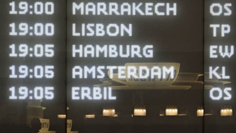 Eine Anzeigentafel zeigt einen Flug aus Erbil am Flughafen Wien-Schwechat. (Bild: APA/HANS PUNZ)