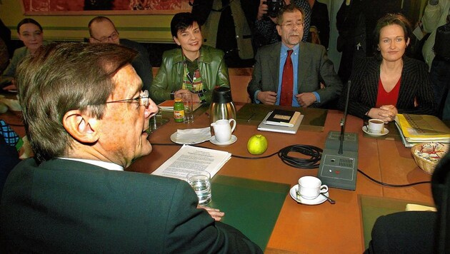 Der damalige ÖVP-Chef Wolfgang Schüssel und Grünen-Bundessprecher Alexander Van der Bellen mit Madeleine Petrovic (li.) und Eva Glawischnig (re.) 2003 bei Koalitionsverhandlungen (Bild: HERBERT PFARRHOFER/APA/picturedesk.com)