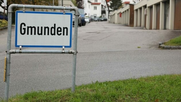 Am 2. Oktober gegen 9.00 Uhr soll der damals noch 42-Jährige im Stadtgebiet von Gmunden auf seine geschiedene Frau getroffen sein und sie mit einem Tapetenmesser attackiert haben. (Bild: Lauber/laumat.at Matthias)