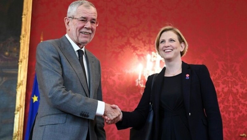 Bundespräsident Alexander Van der Bellen und NEOS-Chefin Beate Meinl-Reisinger (Bild: APA/HELMUT FOHRINGER)