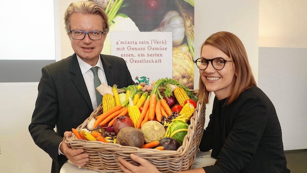 Gesundheits-Landesrat Christopher Drexler und Ernährungsexpertin Martina Steiner vom Gesundheitsfonds haben die Kampagne präsentiert. (Bild: Gesundheitsfonds)