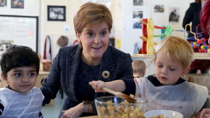 Die schottische Premierministerin Nicola Sturgeon (Bild Mitte) (Bild: AFP)