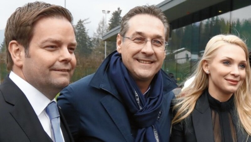 Im April war die blaue Welt noch in Ordnung: Tirols FPÖ-Chef Markus Abwerzger (li.) mit dem Ehepaar Strache (Bild: Christof Birbaumer / Kronenzeitung)