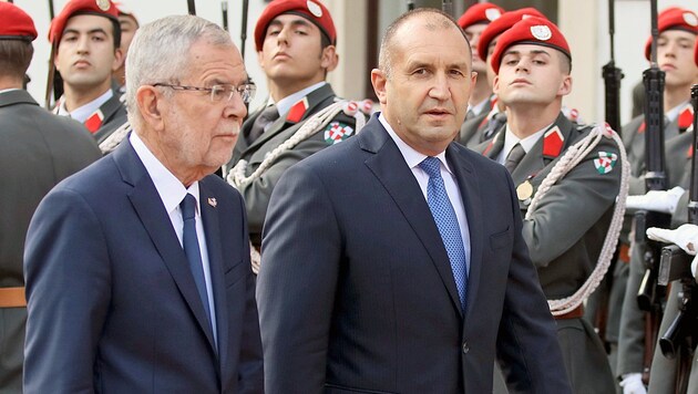 Bundespräsident Alexander Van der Bellen empfing seinen bulgarischen Amtskollegen Rumen Radew mit militärischen Ehren. (Bild: AP)