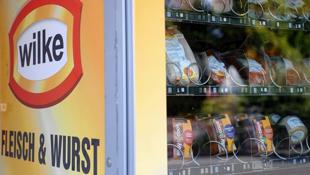 Fleischprodukte in einem Automaten des betroffenen deutschen Produzenten (Bild: EPA)
