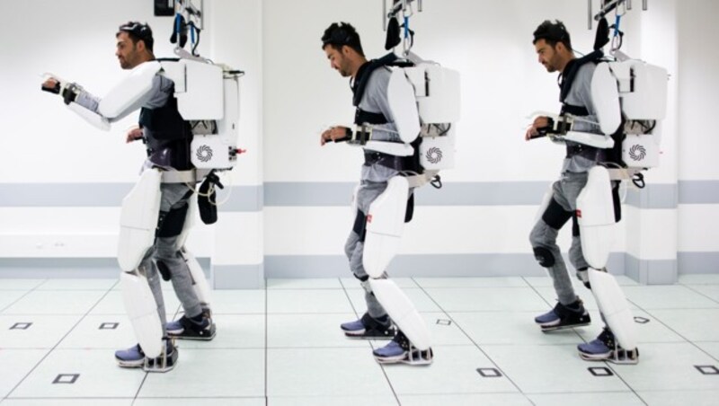 Experimente mit einem Exoskelett in Frankreich (Bild: AFP)