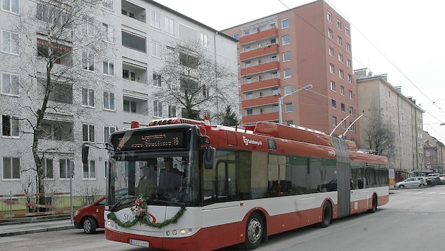 In Lehen prallte eine Autofahrerin beim Spurenwechsel gegen einen Bus (Symbolbild). (Bild: Tröster Andreas)