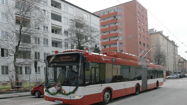 In Lehen prallte eine Autofahrerin beim Spurenwechsel gegen einen Bus (Symbolbild). (Bild: Tröster Andreas)