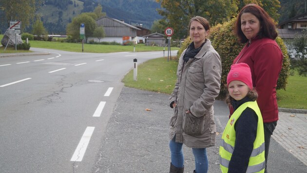 Michaela Kranz (links) mit Monika Wimmer und deren Tochter Nicole vor der unübersichtlichen Kurve. (Bild: Thurner Samuel)