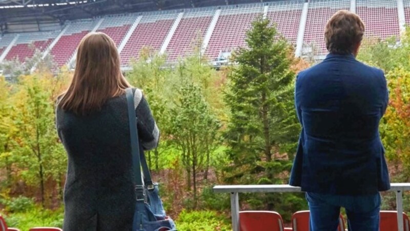 Hannes Jagerhofer besucht mit seiner Frau Veronika das Kunstprojekt „For Forest“ im Wörthersee-Stadion in Klagenfurt. (Bild: Starpix/Alexander Tuma)