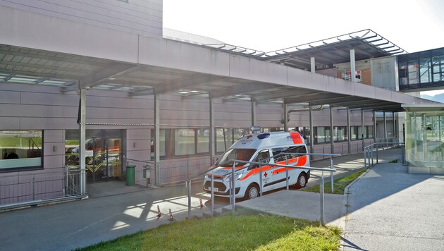 Die Rettung brachte die Verletzte ins Krankenhaus Hall. (Bild: Christof Birbaumer / Kronenzeitung)