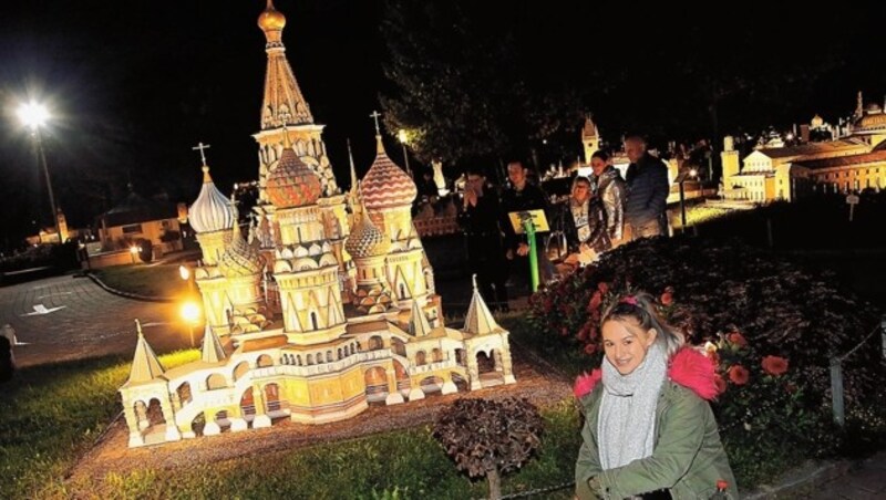 So wie jedes Jahr war das Minimundus auch heuer ein Publikumsmagnet - die 14-jährige Lea aus Klagenfurt war mit ihrer Schwester Leonie (11) und Mama Desiree zu Besuch. (Bild: Rojsek-Wiedergut Uta)