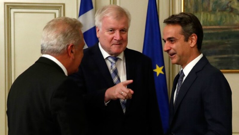 Horst Seehofer (Mitte) mit Kyriakos Mitsotakis (rechts) und EU-Migrationskommissar Dimitris Avramopoulos (Bild: Associated Press)