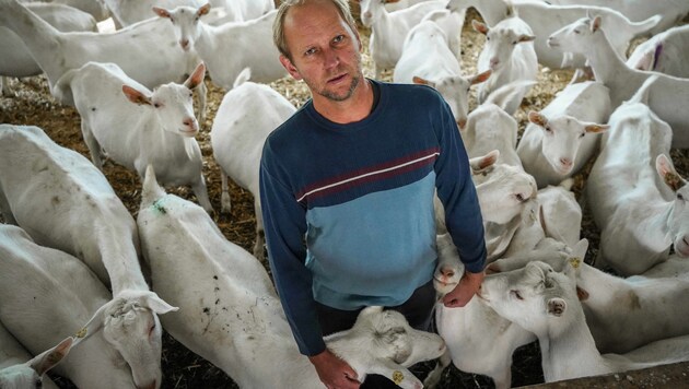 Wolfgang Mayrhuber aus Taufkirchen/T. ist verärgert über den Schaden, den die Tierkrankheit angerichtet hat. (Bild: Markus Wenzel)