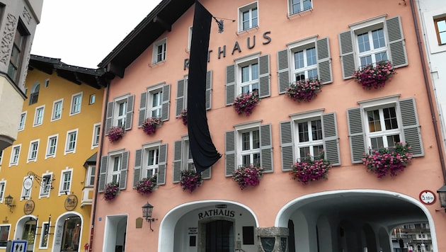 Schwarze Flagge am Rathaus in Kitzbühel (Bild: Felix Obermoser)