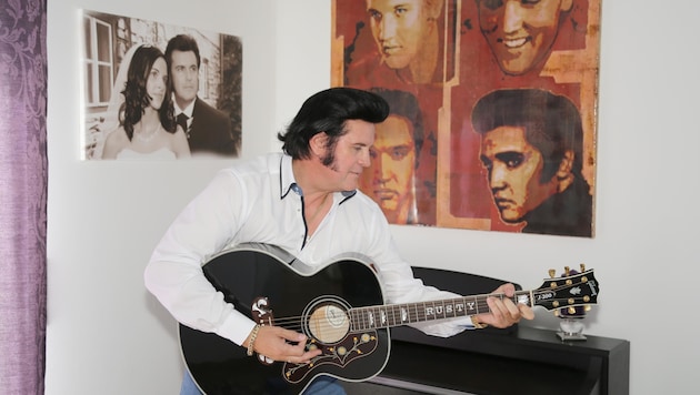 Sein Lieblingssong: „In the ghetto“. Rusty mit einer Elvis-Gibson daheim. (Bild: Konrad Lagger)