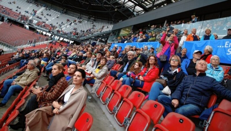 Besucher sehen sich das Kunstprojekt „For Forest“ im Klagenfurter Wörthersee Stadion an. (Bild: Rojsek-Wiedergut Uta)