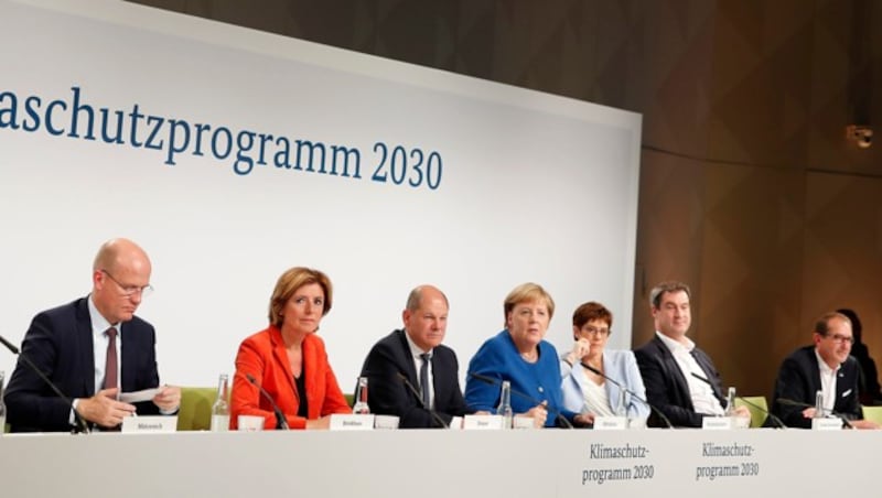 Bundeskanzlerin Angela Merkel und Vizekanzler Olaf Scholz (links neben der Regierungschefin) bei der Präsentation des Klimaschutzpakets im September (Bild: APA/AFP/AXEL SCHMIDT)