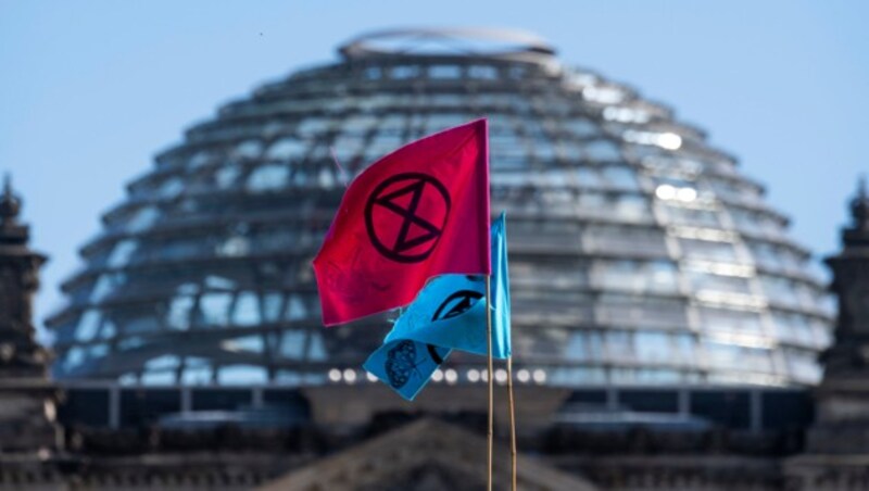 Die Flagge der „Rebellen“ vor dem Berliner Reichstag (Bild: APA/AFP/John MACDOUGALL)