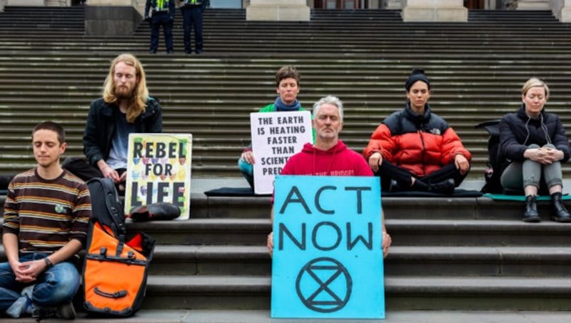 „Jetzt handeln!“, wird auf den Stiegen des Parlaments in Melbourne gefordert. (Bild: APA/AFP/ASANKA BRENDON RATNAYAKE)