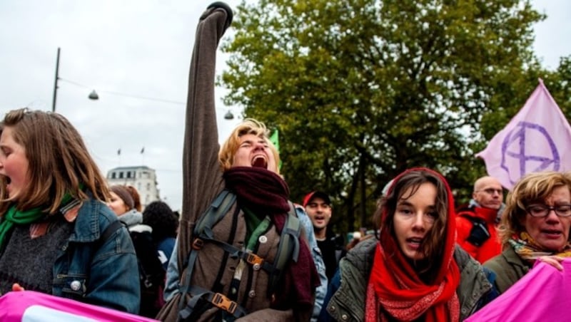 Diese junge Frau schreit sich in Amsterdam die Seele aus dem Leib. (Bild: APA/AFP/Romy Fernandez)