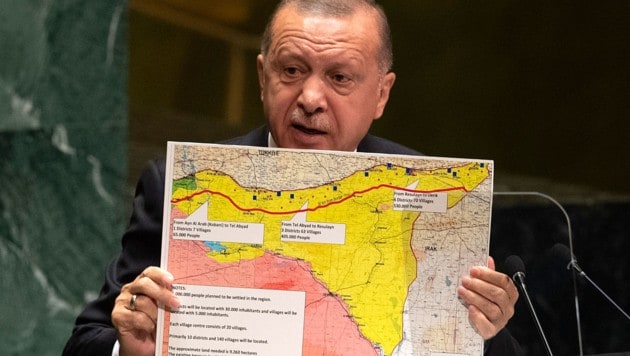 Erdogan mit einer Karte, die zeigt, wo er syrische Flüchtlinge ansiedeln will (Bild: APA/AFP/Johannes Eisele)
