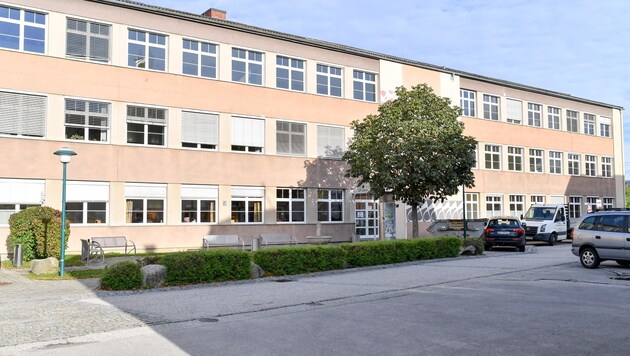 Das Schulzentrum in Hartkirchen ist in den nächsten vier Jahren eine Großbaustelle. Sowohl die Mittel- als auch die Volksschule werden erneuert. (Bild: Dostal Harald)