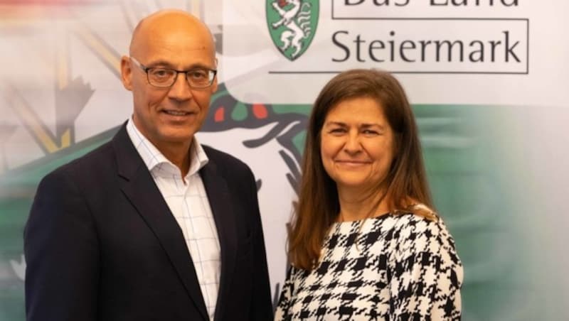 AMS-Landesleiter Karl-Heinz Snobe und Soziallandesrätin Doris Kampus (Bild: Land Steiermark)