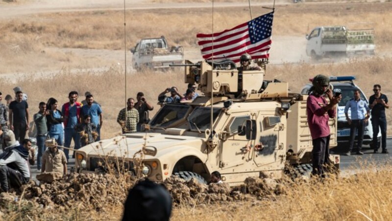 US-Militärs umringt von syrischen Kurden (Bild: AFP)