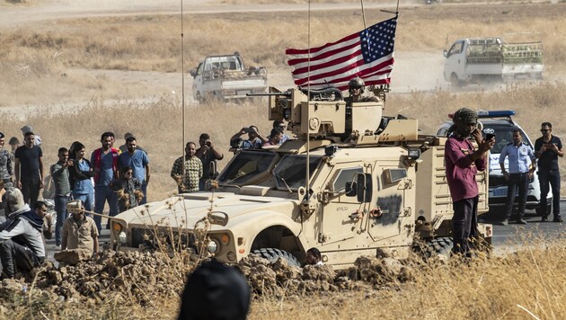 US-Militärs umringt von syrischen Kurden (Bild: AFP)