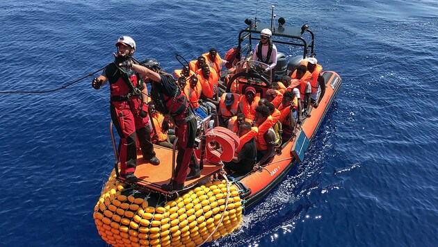 Die Suche nach EU-Staaten, die an einem Verteilungsmechanismus für Bootsflüchtlinge teilnehmen wollen, droht zu scheitern. (Bild: APA/AFP/Anne CHAON)