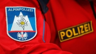 Ein Mitglied der Alpinen Einsatzgruppe der Polizei stieg mit einem Bergretter zur Familie auf, ...