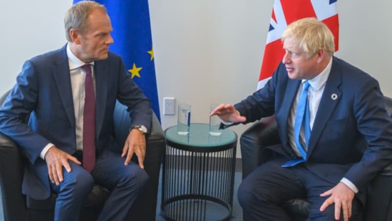 Donald Tusk und Boris Johnson (Bild: AP)