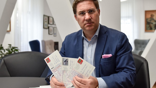 Der Welser FP-Stadtchef Andreas Rabl mit den Postkarten (Bild: Wenzel Markus)