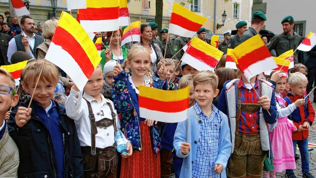 Kinder bei der Gedenkfeier im Klagenfurter Landhaushof. (Bild: Uta Rojsek-Wiedergut)
